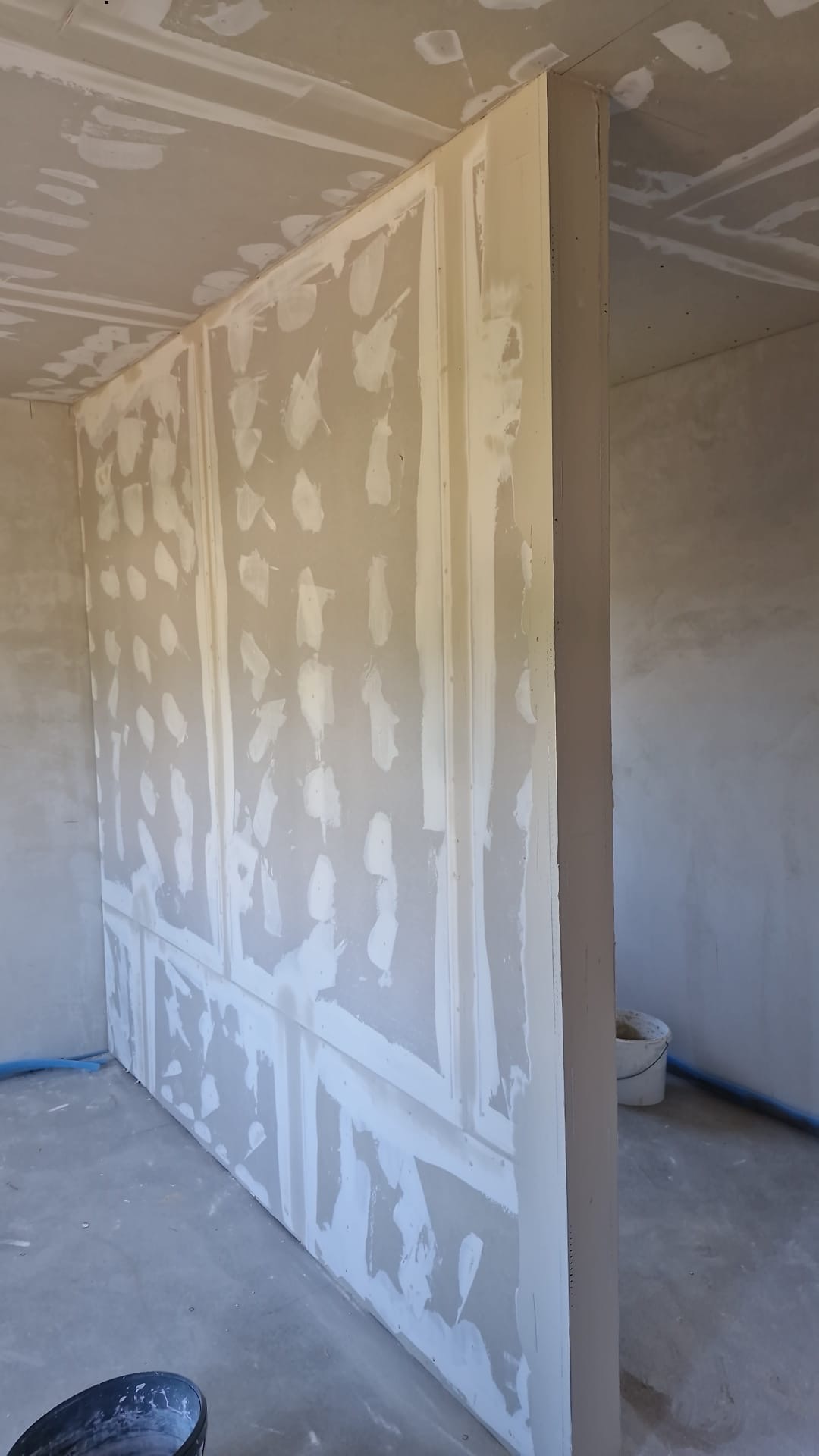 Trockenbauwand mit Durchgang und sichtbar verspachtelten Fugen an Wand und Decke.