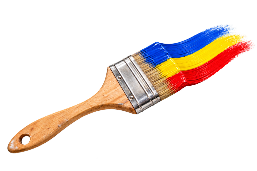 Freigestellter Malerpinsel mit einer kurzen Farbspur in Blau, Gelb und Rot.